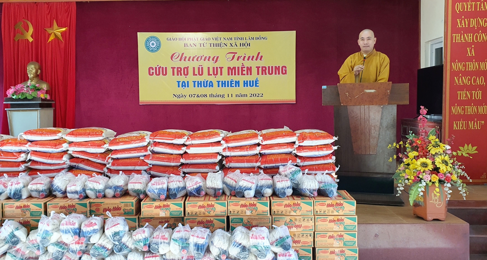 TRAO QUÀ CỨU TRỢ LŨ LỤT MIỀN TRUNG TẠI VINH HƯNG