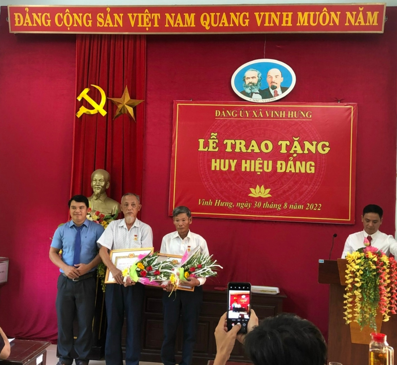 Trao tặng Huy hiệu Đảng đợt 02/9/2022.